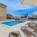 Dora By Interhome * Pula