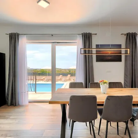 Dora By Interhome Pula